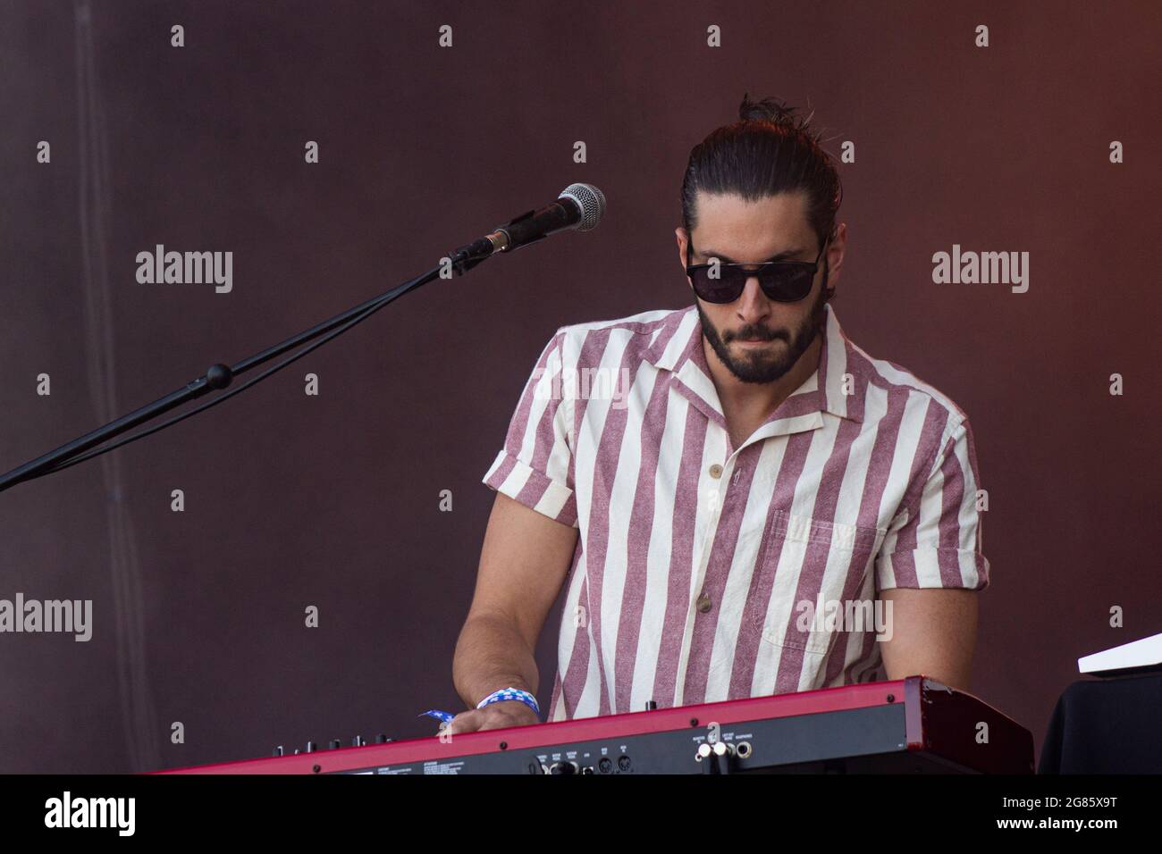 BARCELONA, ESPAÑA – JULIO 10. Pablo de Torres (Teclado) de Muerdo en concierto en el Escenario Estrella Damm del Festival Cruïlla 2021 Stock Photo