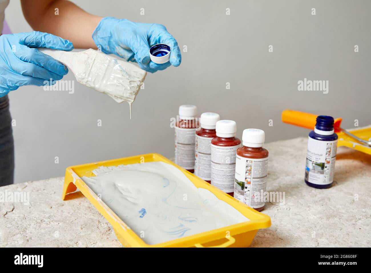 Hand using brush paint hi-res stock photography and images - Alamy