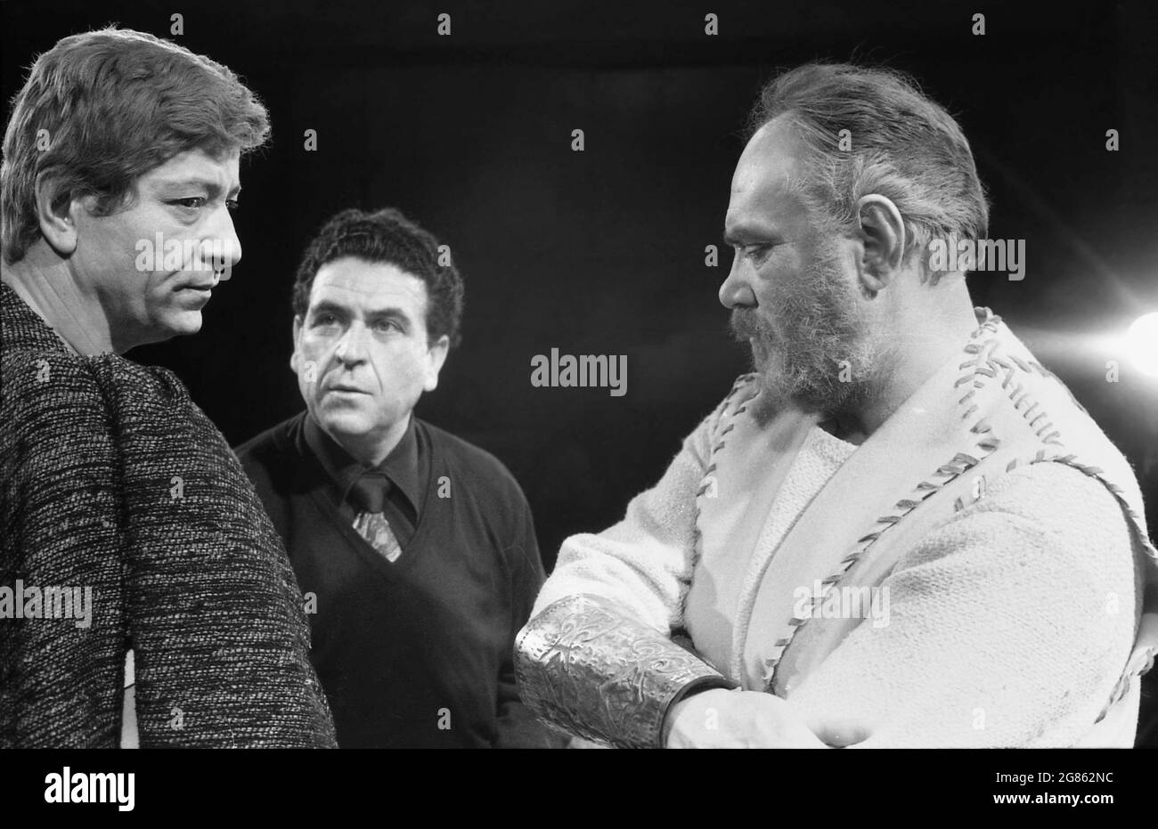 Romania, approx. 1979. Actors Ion Dichiseanu & G. Constantin with director Gheorghe Vitanidis (center) during the production of the movie 'Burebista'. Stock Photo