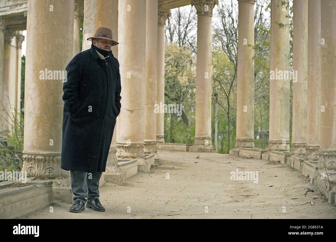 Bazilescu Park, Bucharest, Romania, 2000. Film director Ioan Carmazan during the shooting of the movie 'Report on the State of the Nation'. Stock Photo