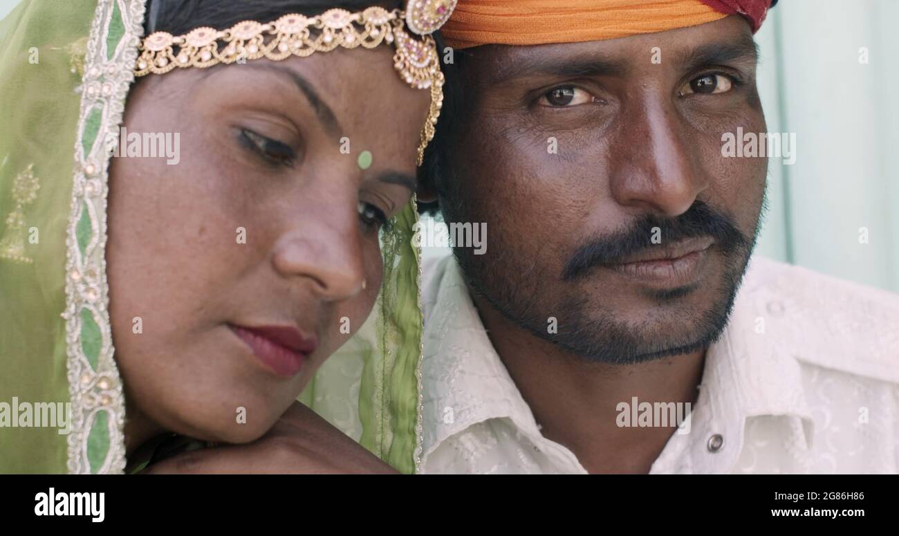 Portrait of a young Indian couple in traditional attire Stock Photo - Alamy