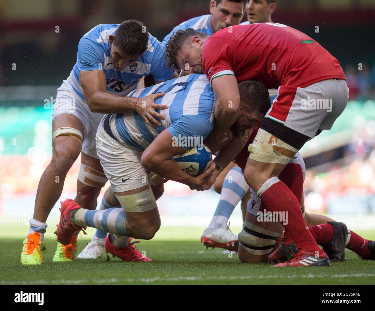 Cardiff, UK. 17th July, 2021. Cardiff, UK. July 17th : Marcos Kremer (Argentina) controls the ball during the 2021 Summer Internationals match between Wales and Argentina at Principality Stadium. Credit: Federico Guerra Morán/Alamy Live News Stock Photo