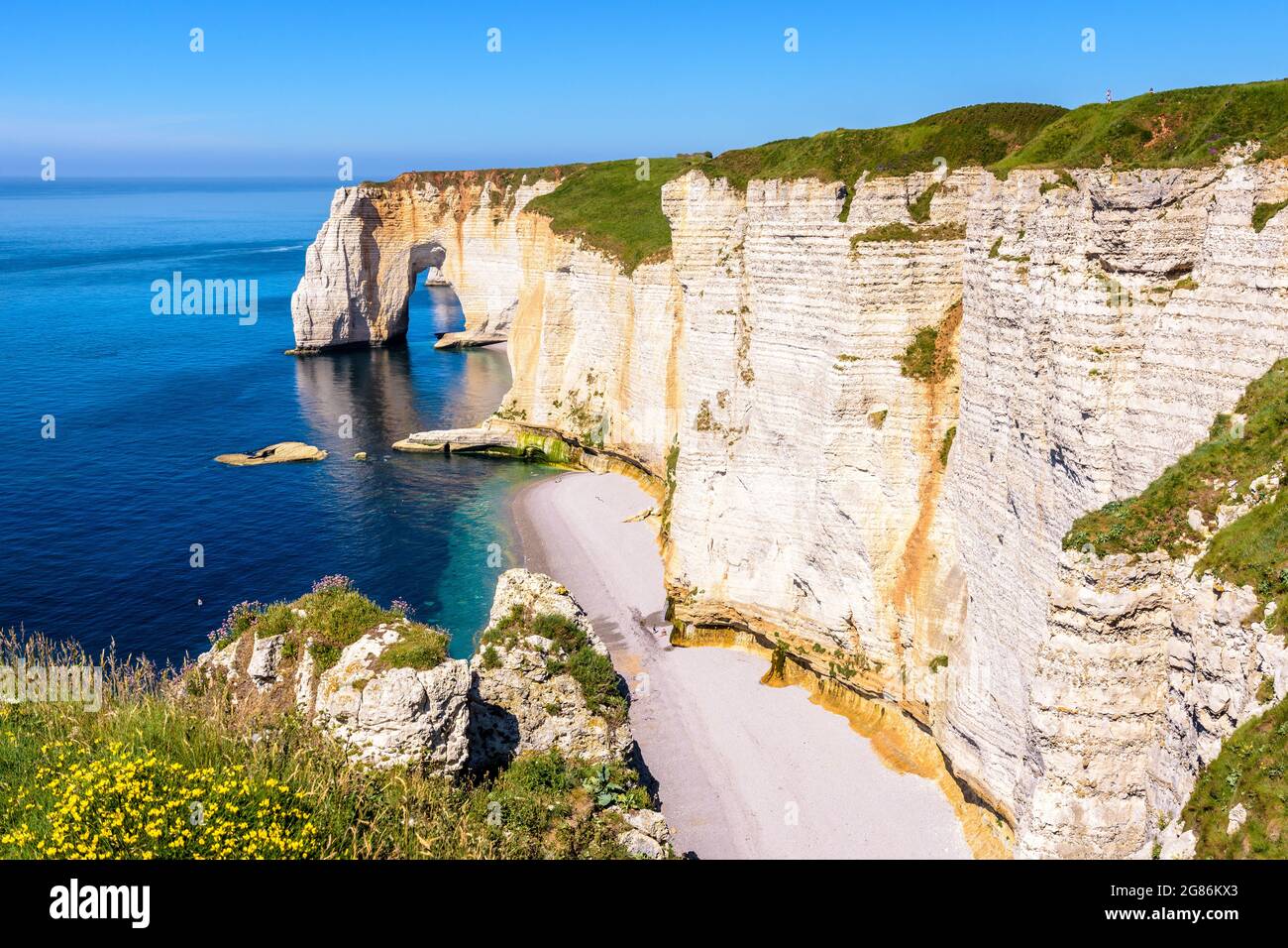 The arch of the Manneporte cliff and the Valaine beach in Etretat ...