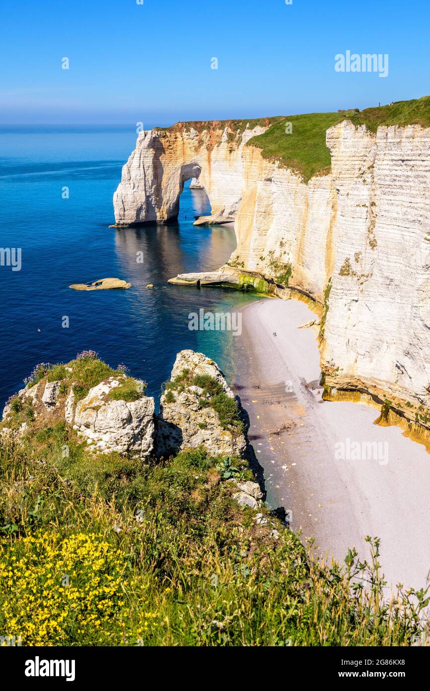 The arch of the Manneporte cliff and the Valaine beach in Etretat ...