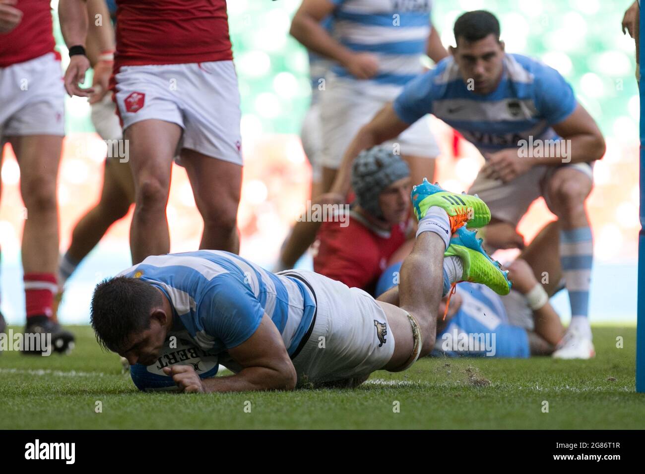 Cardiff, UK. 17th July, 2021. Cardiff, UK. July 17th : Pablo Matera (Argentina) controls the ball during the 2021 Summer Internationals match between Wales and Argentina at Principality Stadium. Credit: Federico Guerra Morán/Alamy Live News Stock Photo