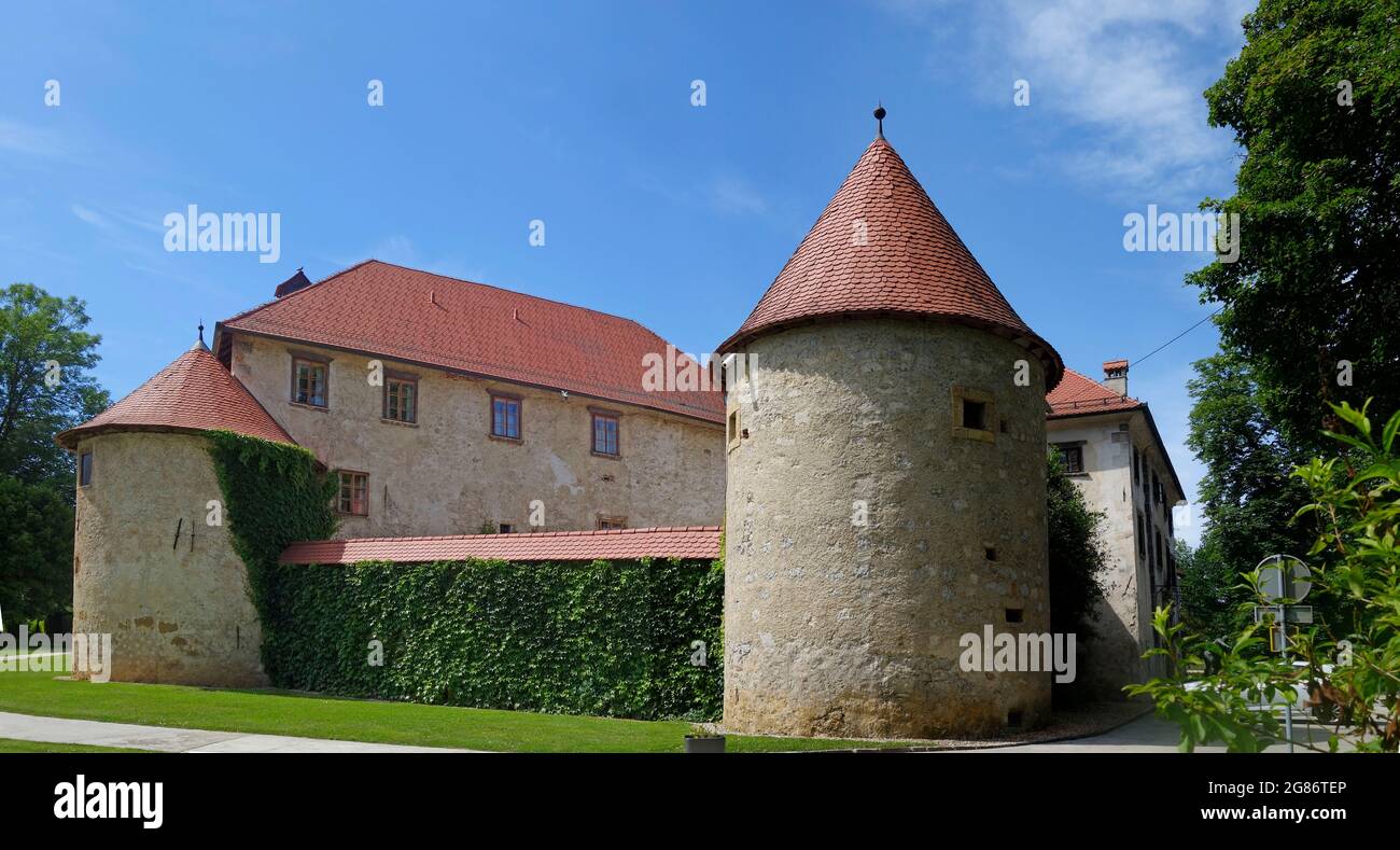 Otocec Castle on the isle of Krka River, South toer, Dolenjska, Slovenija. Stock Photo