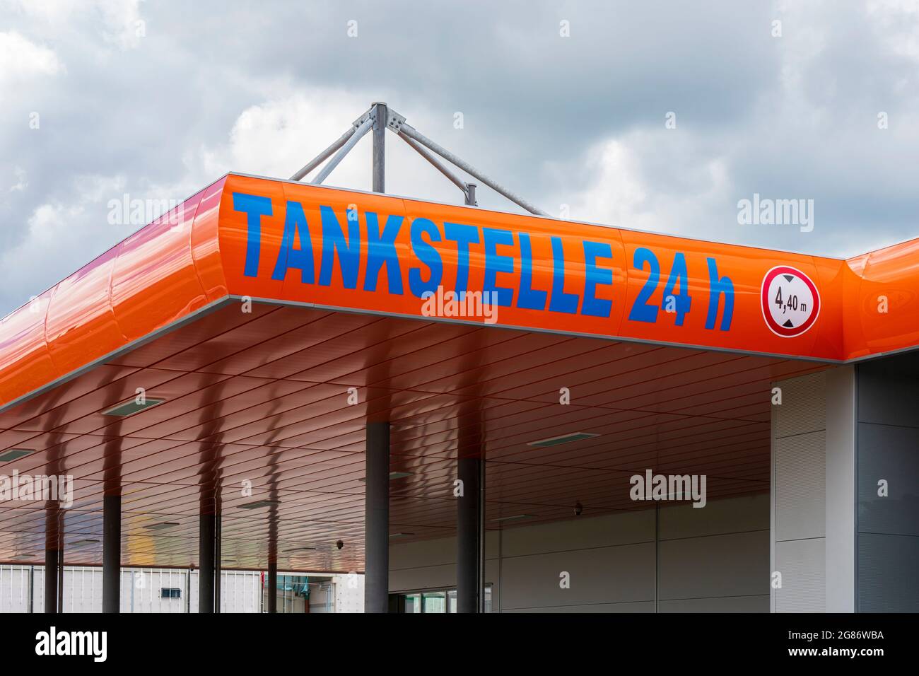 24 h Tankstelle des V-Markt in Schwabmünchen Stock Photo