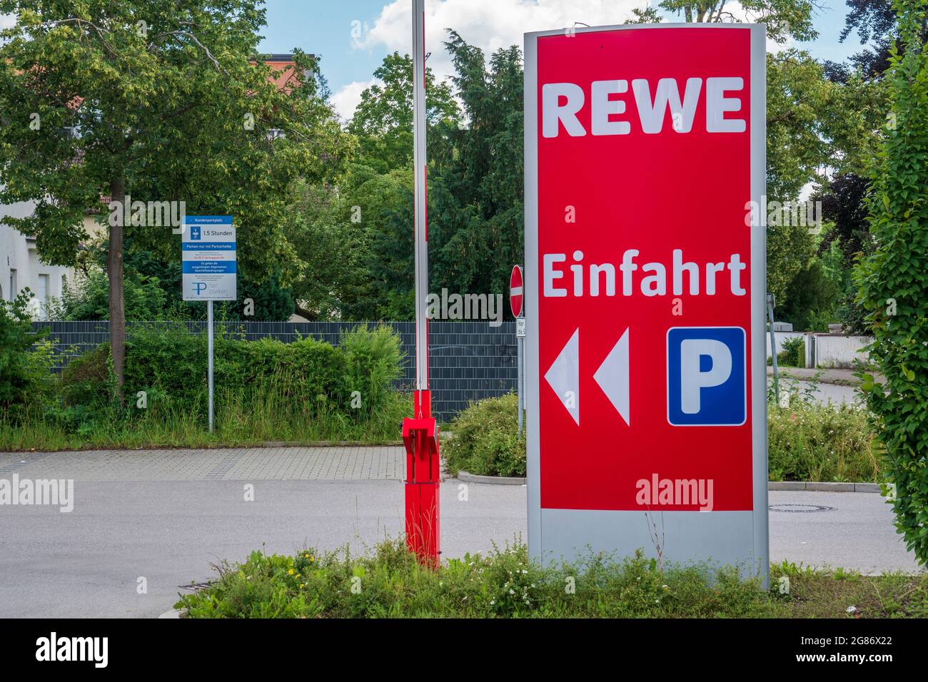 Firmenschild des REWE-Markt am Parkplatz in Schwabmünchen Stock Photo