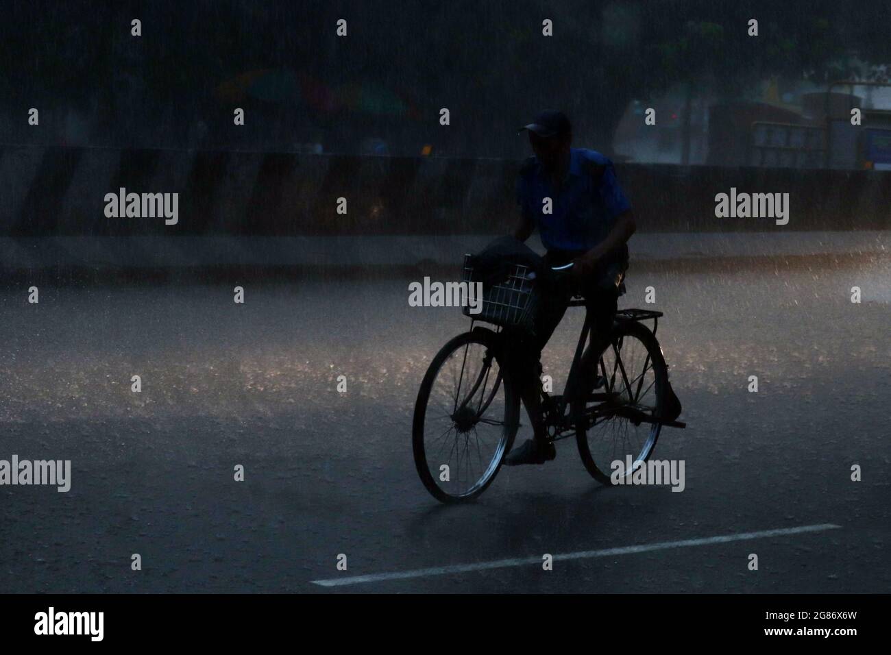 Chennai, Tamil Nadu, India. 17th July, 2021. A man rides his bicycle on a street under a severe rainfall in Chennai. (Credit Image: © Sri Loganathan/ZUMA Press Wire) Stock Photo