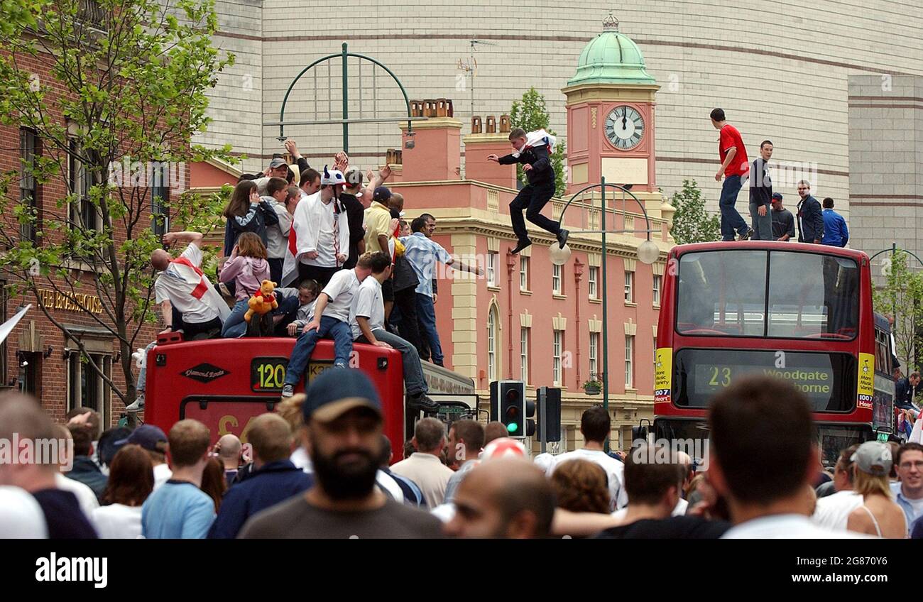 Bus jumping ....... England fans celebrate World Cup victory on Broad Street, celebrations from England V Denmark which England won 3-0. 15/06/2002. dare devil risk taker teenager teenage dangers dangerous behaviour Stock Photo