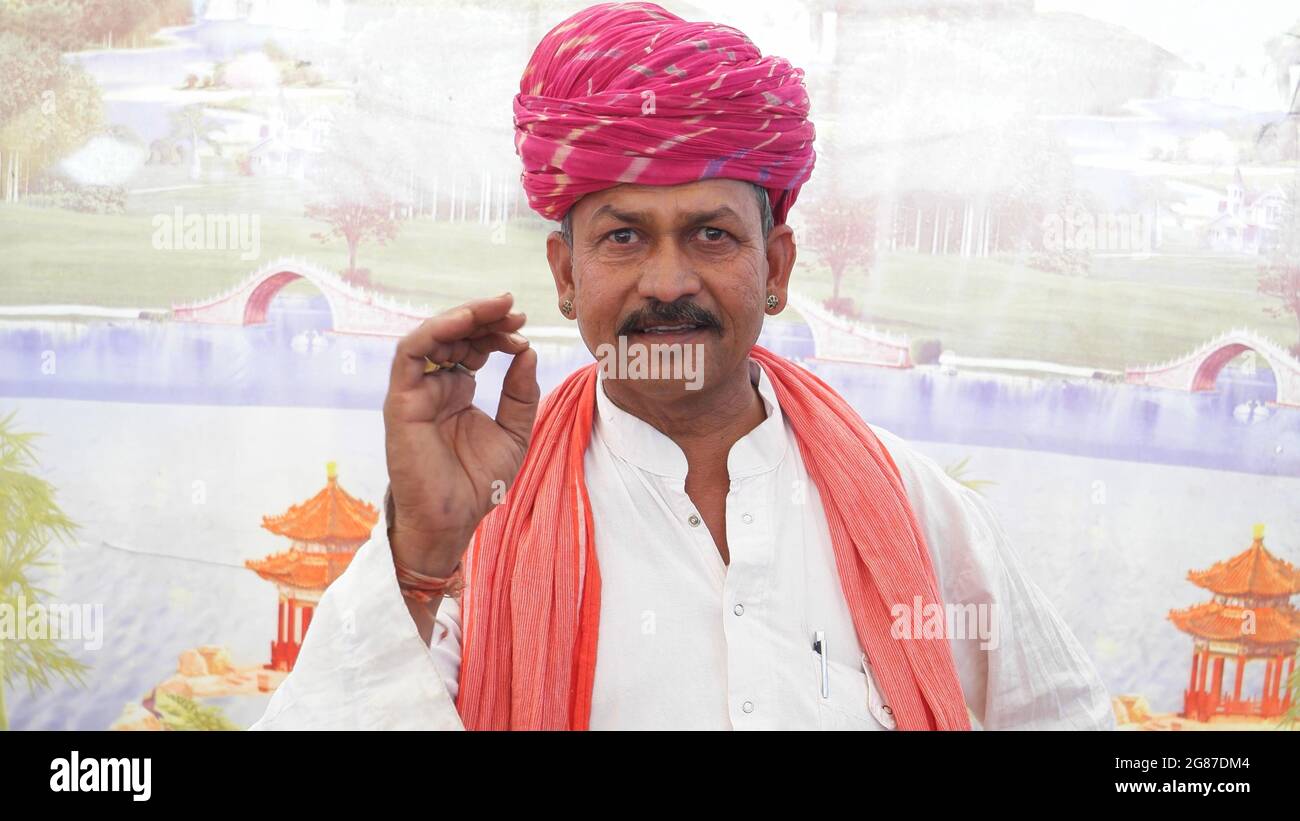 Indian male in traditional clothes Stock Photo - Alamy