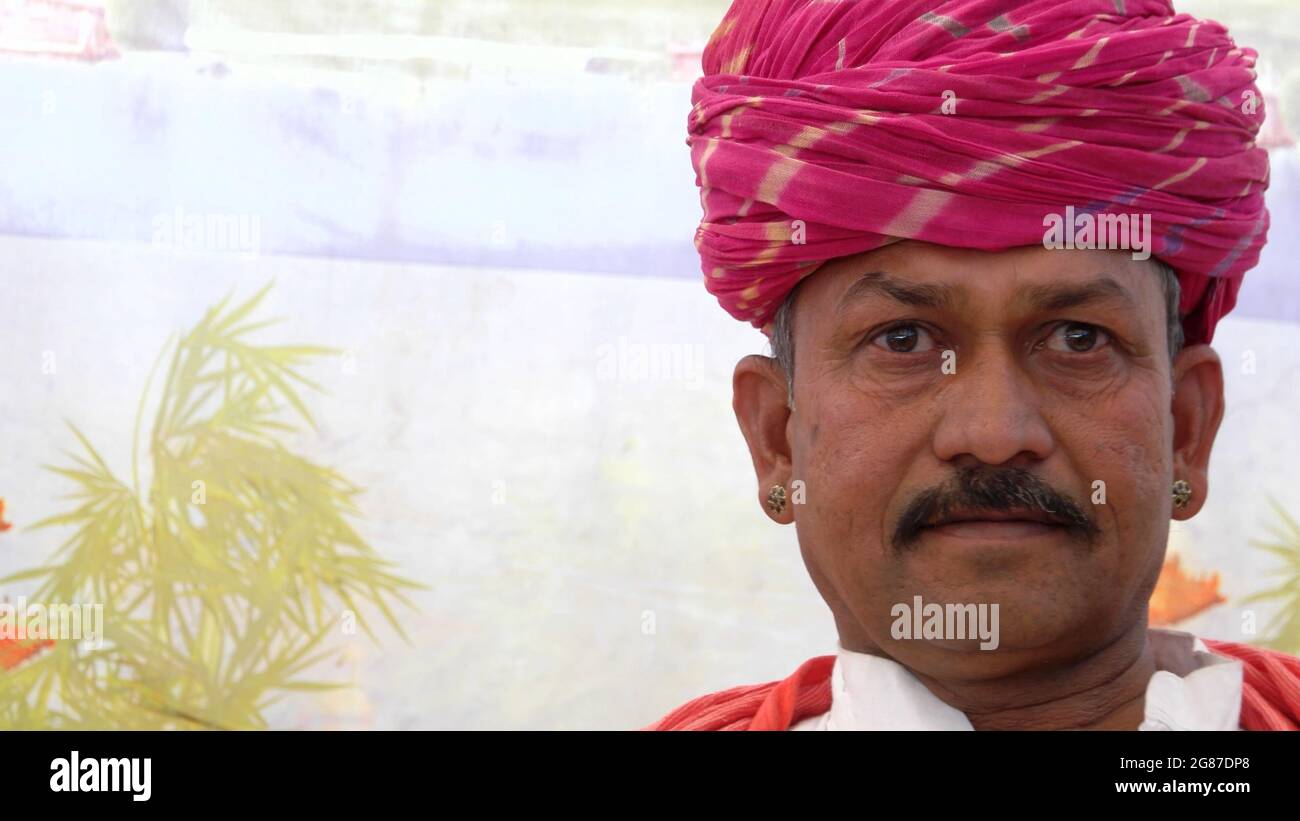 Indian male in traditional clothes Stock Photo - Alamy