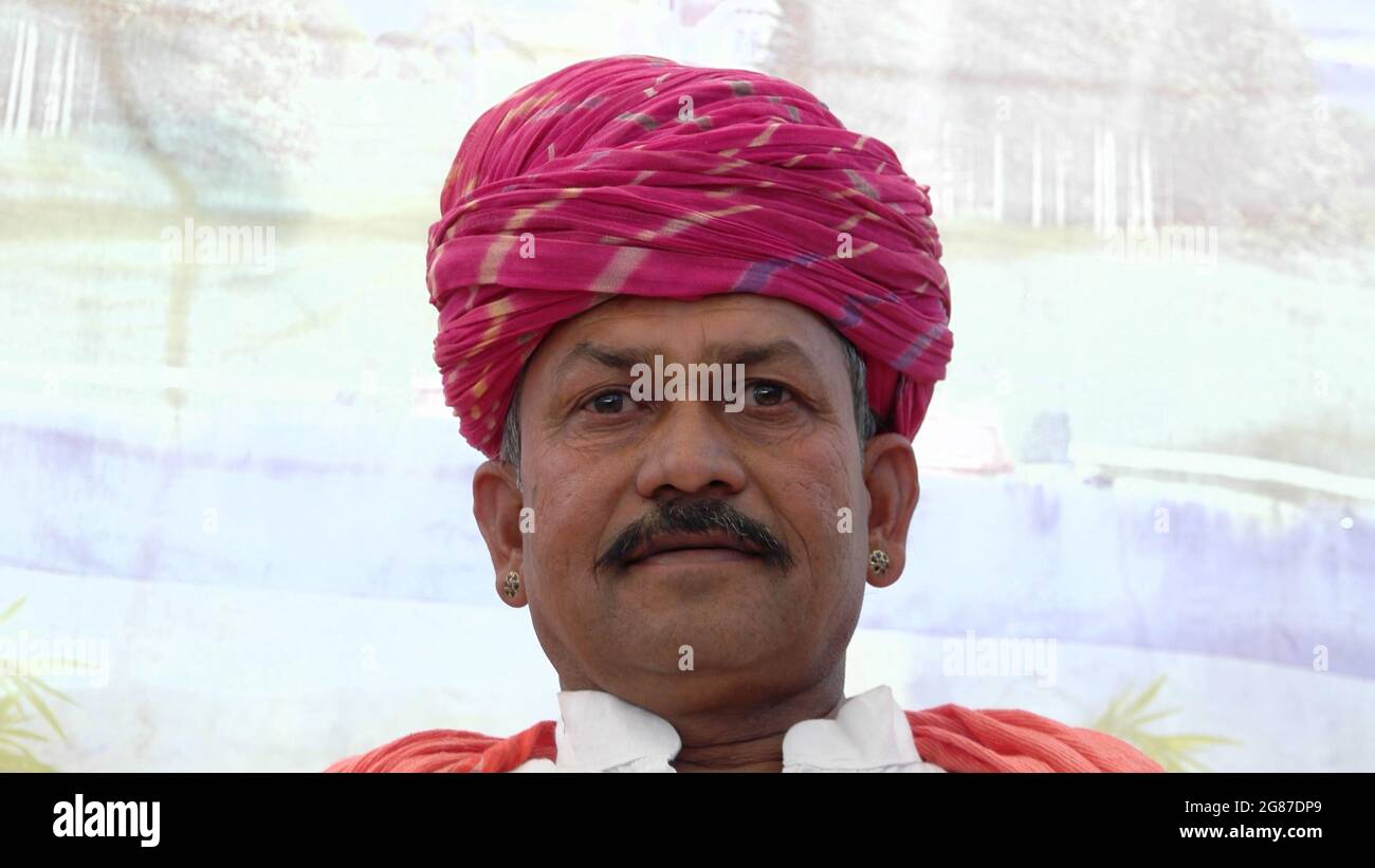 Portrait of an Indian male in traditional clothes Stock Photo - Alamy