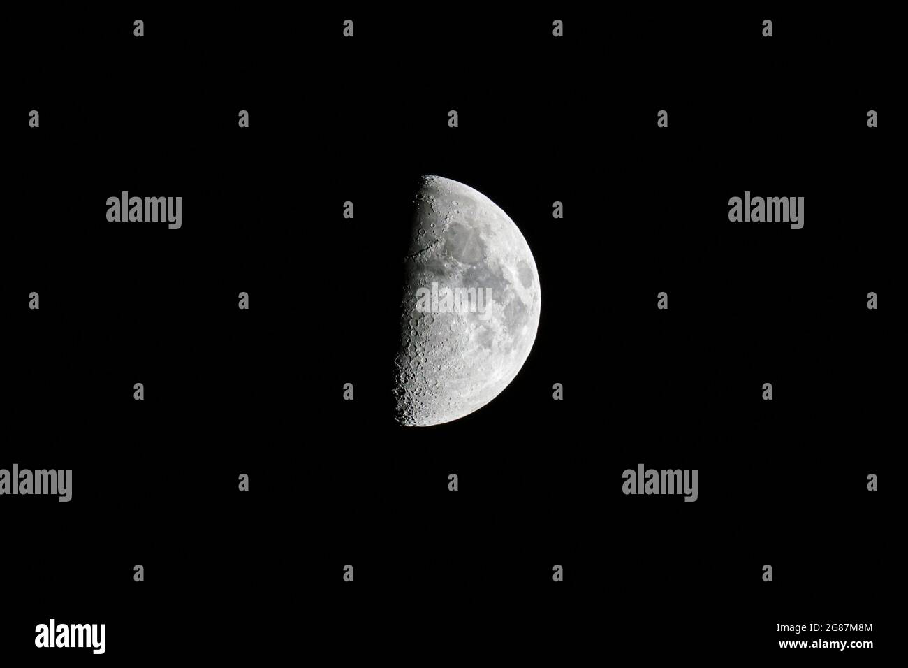 54 waxing gibbous moon over London, UK Stock Photo Alamy