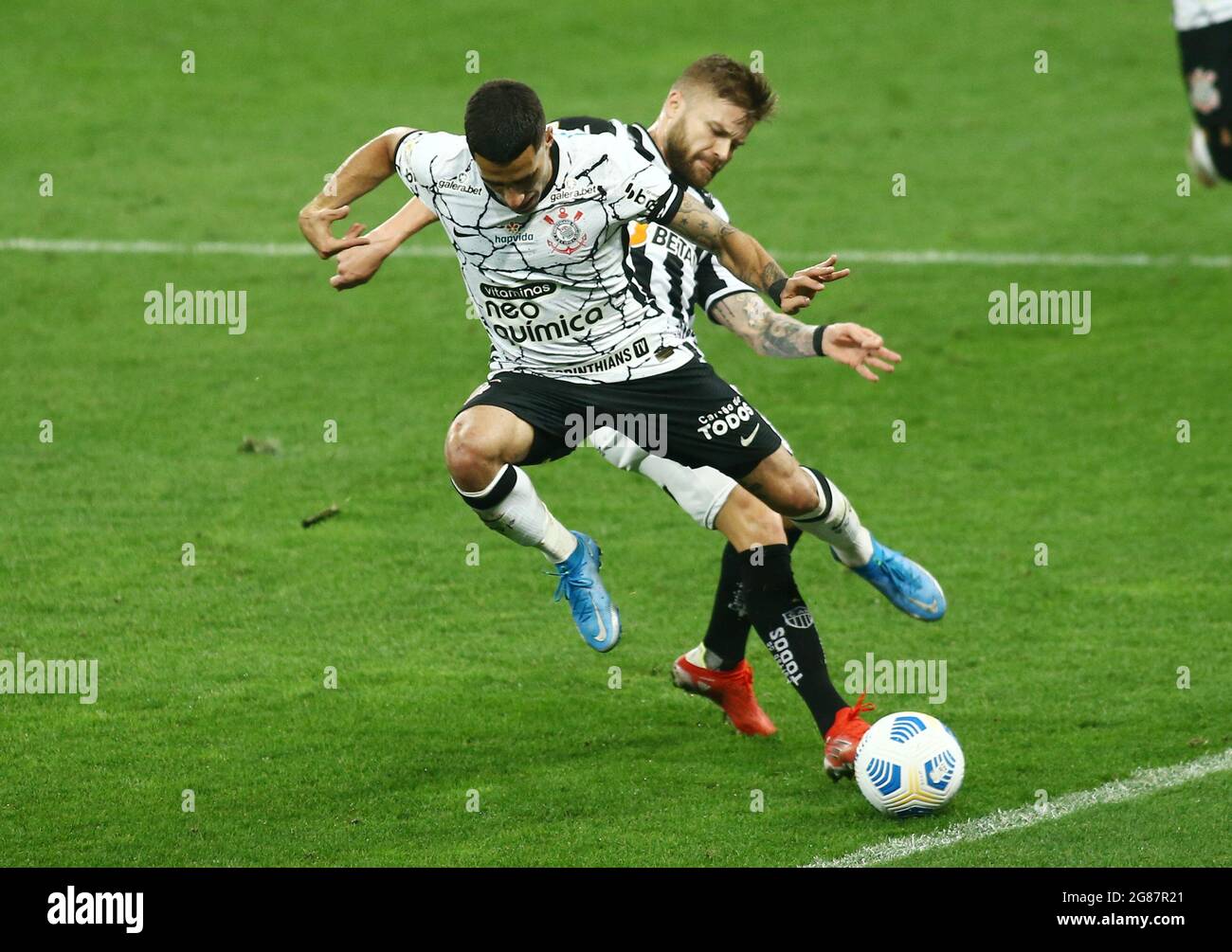 Soccer Football Brasileiro Championship Corinthians V Atletico Mineiro Arena Corinthians Sao Paulo Brazil July 17 21 Corinthians Gabriel In Action With Atletico Mineiro S Eduardo Sasha Reuters Carla Carniel Stock Photo Alamy