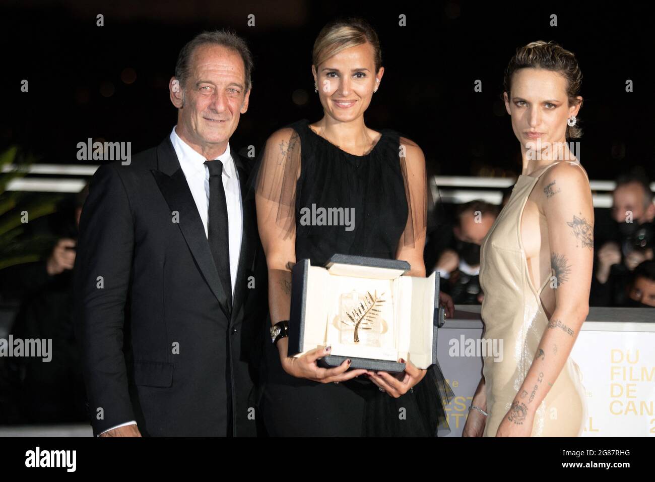 vincent-lindon-julia-ducournau-and-agathe-rousselle-pose-with-the