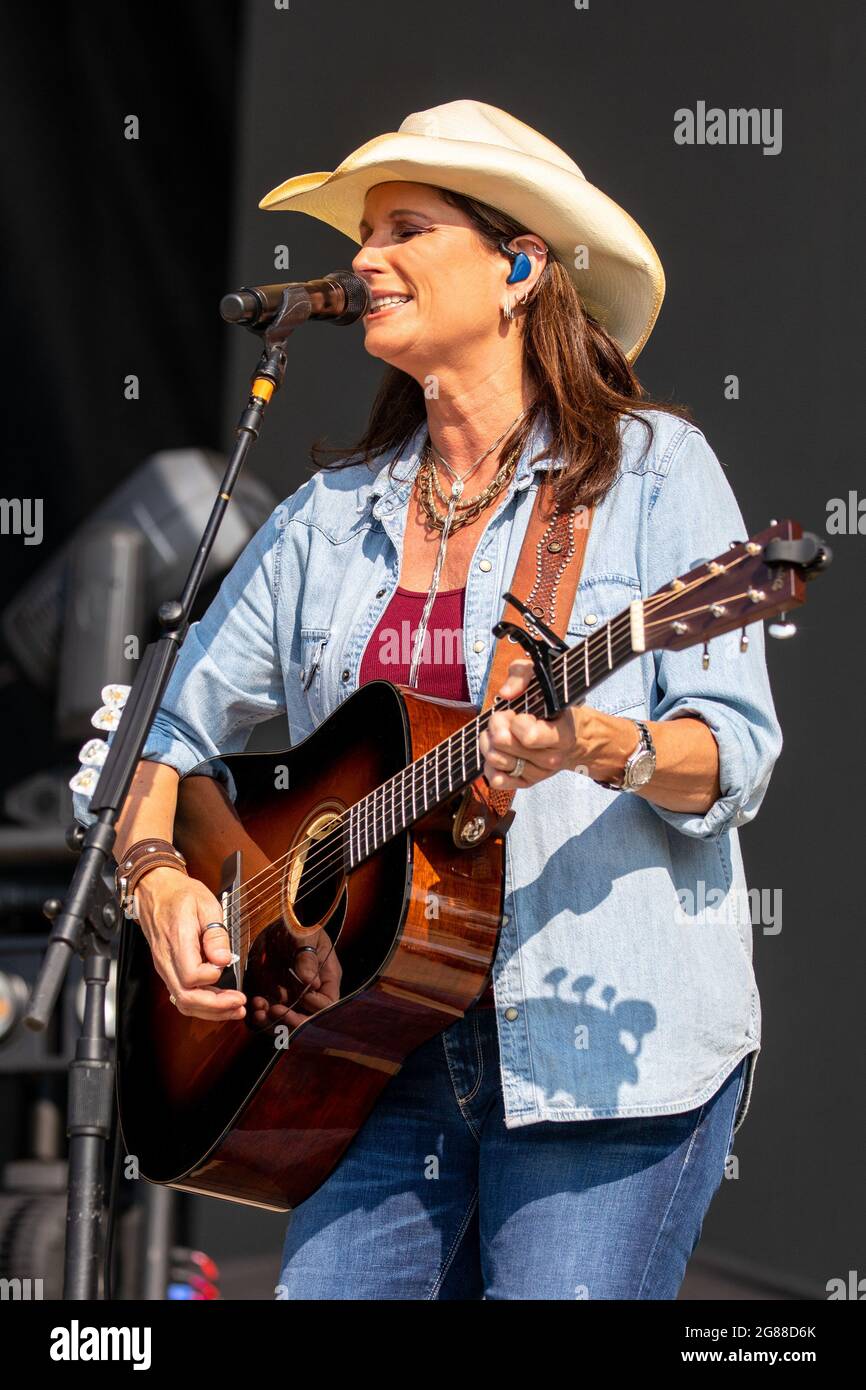 Twin Lakes, USA. 17th July, 2021. Terri Clark of Chicks With Hits