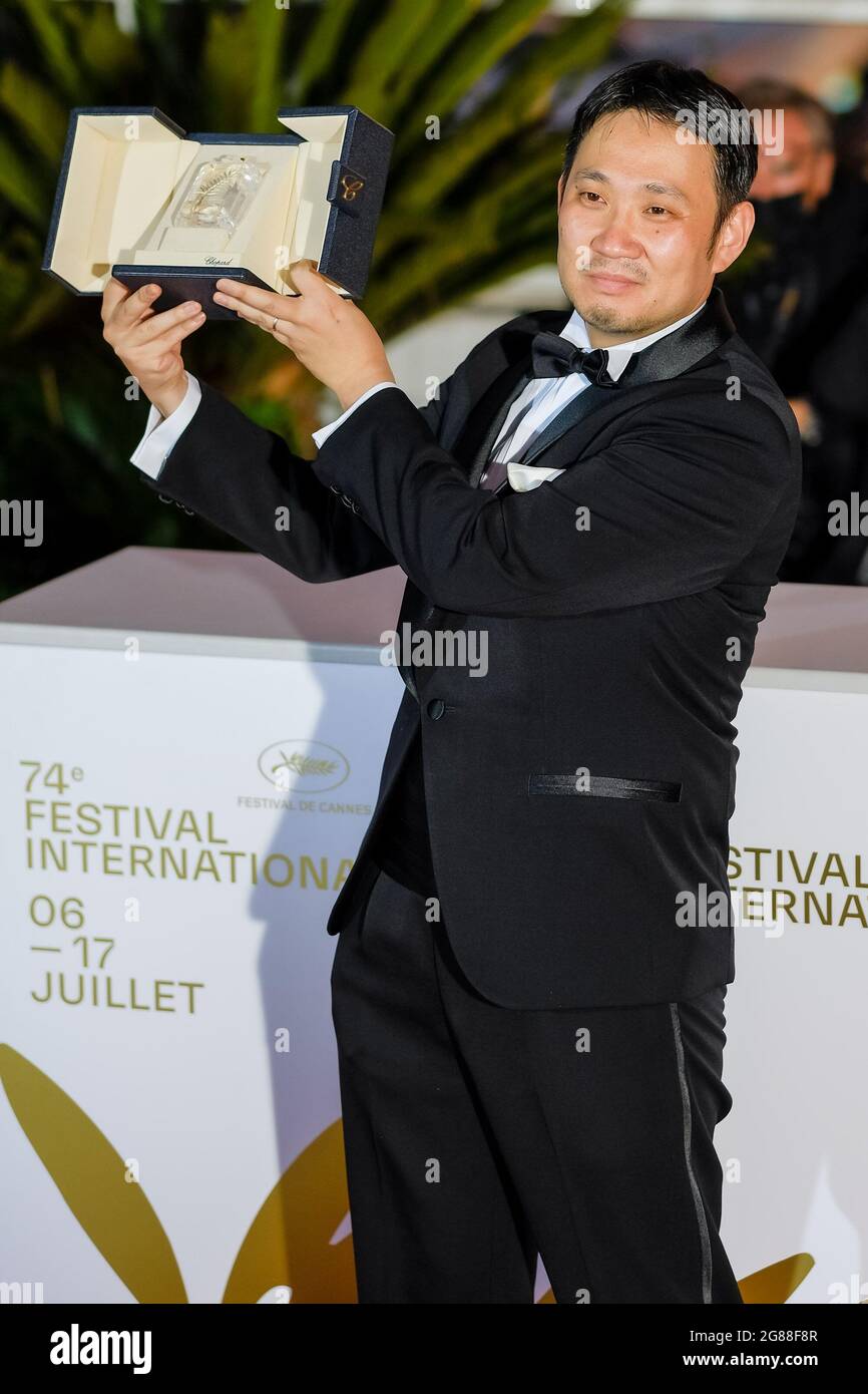 Palais des festivals, Cannes, France. 17th July, 2021. Ryusuke Hamaguchi poses at the Awards Photocall. Ryusuke Hamaguchi poses with the Best Screenplay Prize - 'Drive My Car'. Picture by Credit: Julie Edwards/Alamy Live News Stock Photo
