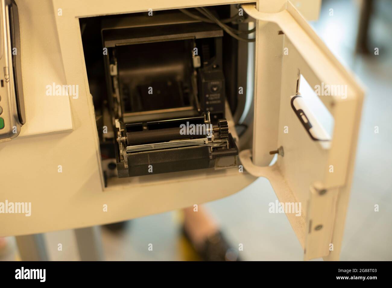 Replacement of the cash register tape. Receipt tape reader. Data