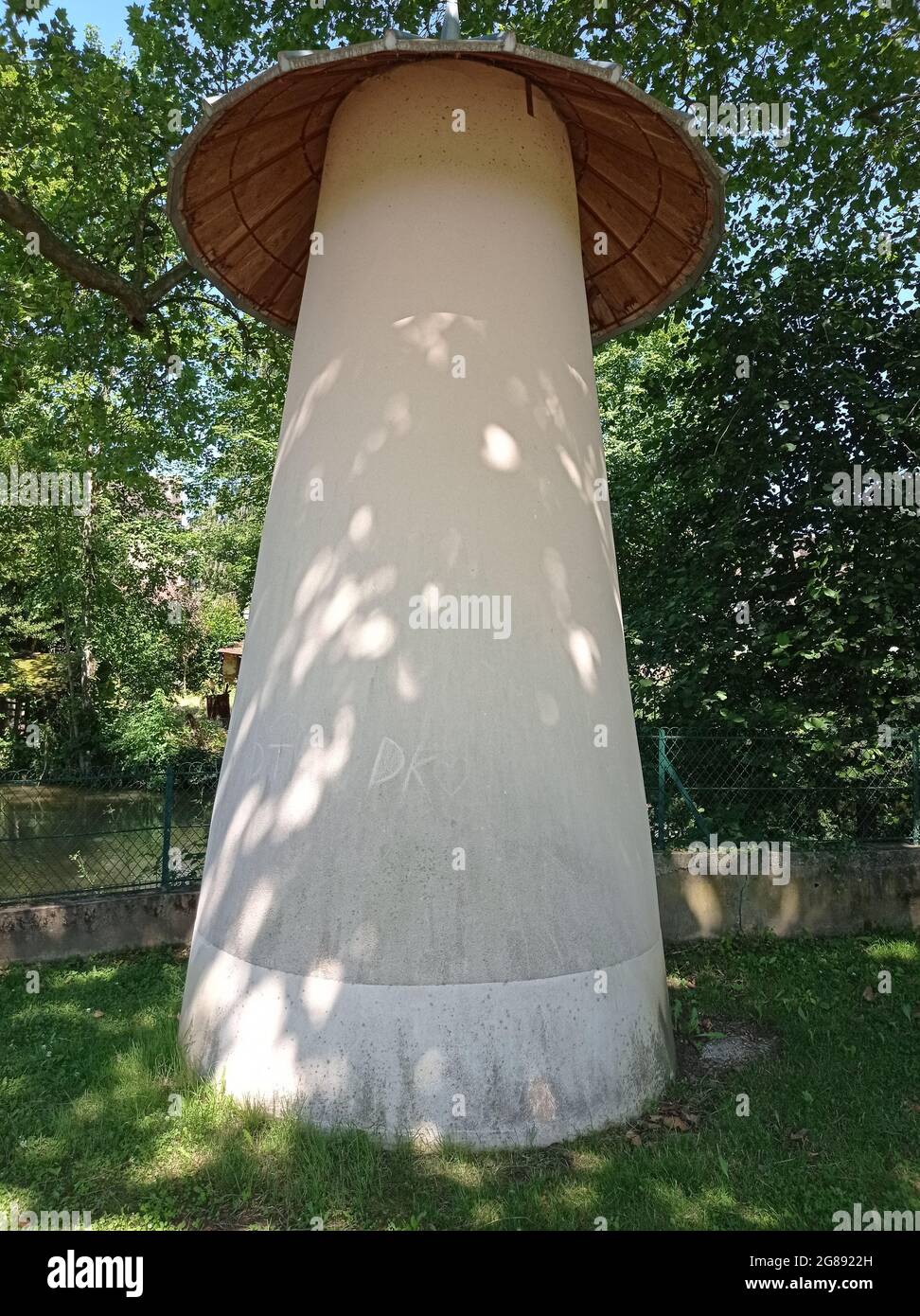 Statue-champignon dans un parc à Saint Florentin, Yonne, France Stock Photo  - Alamy