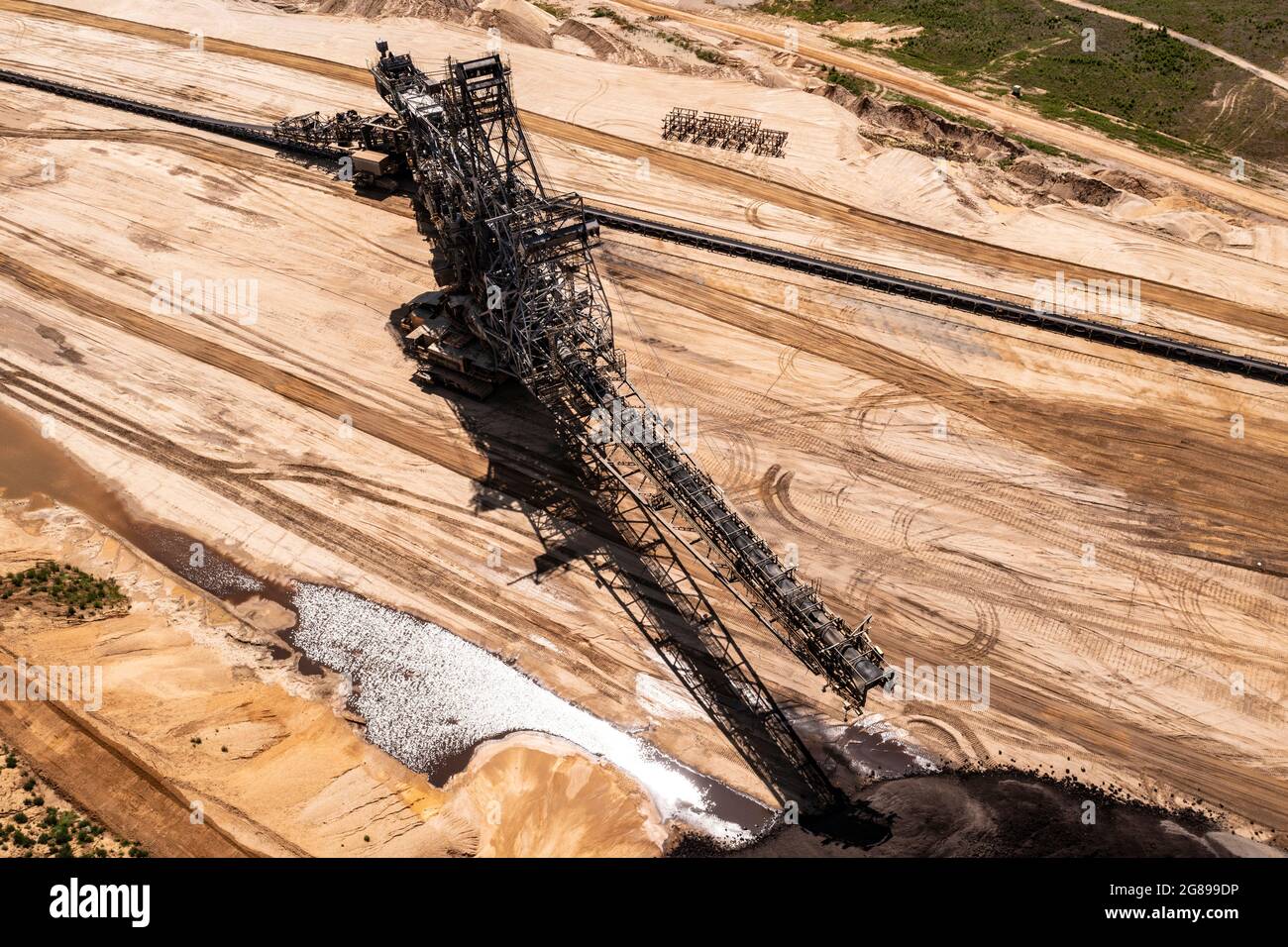 Tagebau Garzweiler bei Jüchen. Ein Braunkohle-Bagger aus der Luft fotografiert. Stock Photo