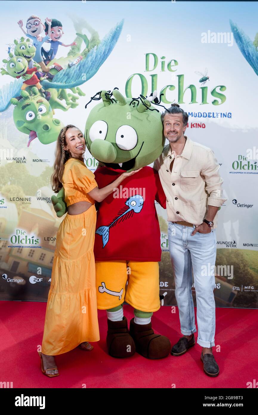 Hamburg, Germany. 18th July, 2021. Voice actors Annemarie and Wayne Carpendale stand on the red carpet at the German premiere of the film 'Die Olchis - Willkommen in Schmuddelfing'. Credit: Markus Scholz/dpa/Alamy Live News Stock Photo