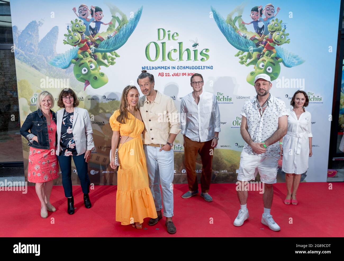 Hamburg, Germany. 18th July, 2021. Producers Gisela Schäfer (l-r) and Sunna Isenberg, voice actors Annemarie and Wayne Carpendale, Jan Asmus, Filmförderung Hamburg, rapper and theme song composer Das Bo and Jana Vavra, Universum Film, stand on the red carpet at the German premiere of the film 'Die Olchis - Willkommen in Schmuddelfing'. Credit: Markus Scholz/dpa/Alamy Live News Stock Photo