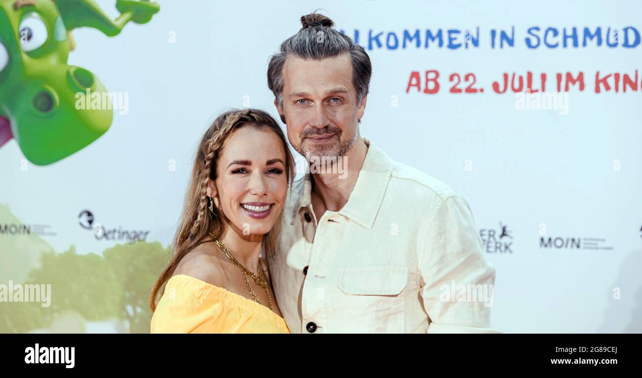 Hamburg, Germany. 18th July, 2021. Voice actors Annemarie and Wayne Carpendale stand on the red carpet at the German premiere of the film 'Die Olchis - Willkommen in Schmuddelfing'. Credit: Markus Scholz/dpa/Alamy Live News Stock Photo