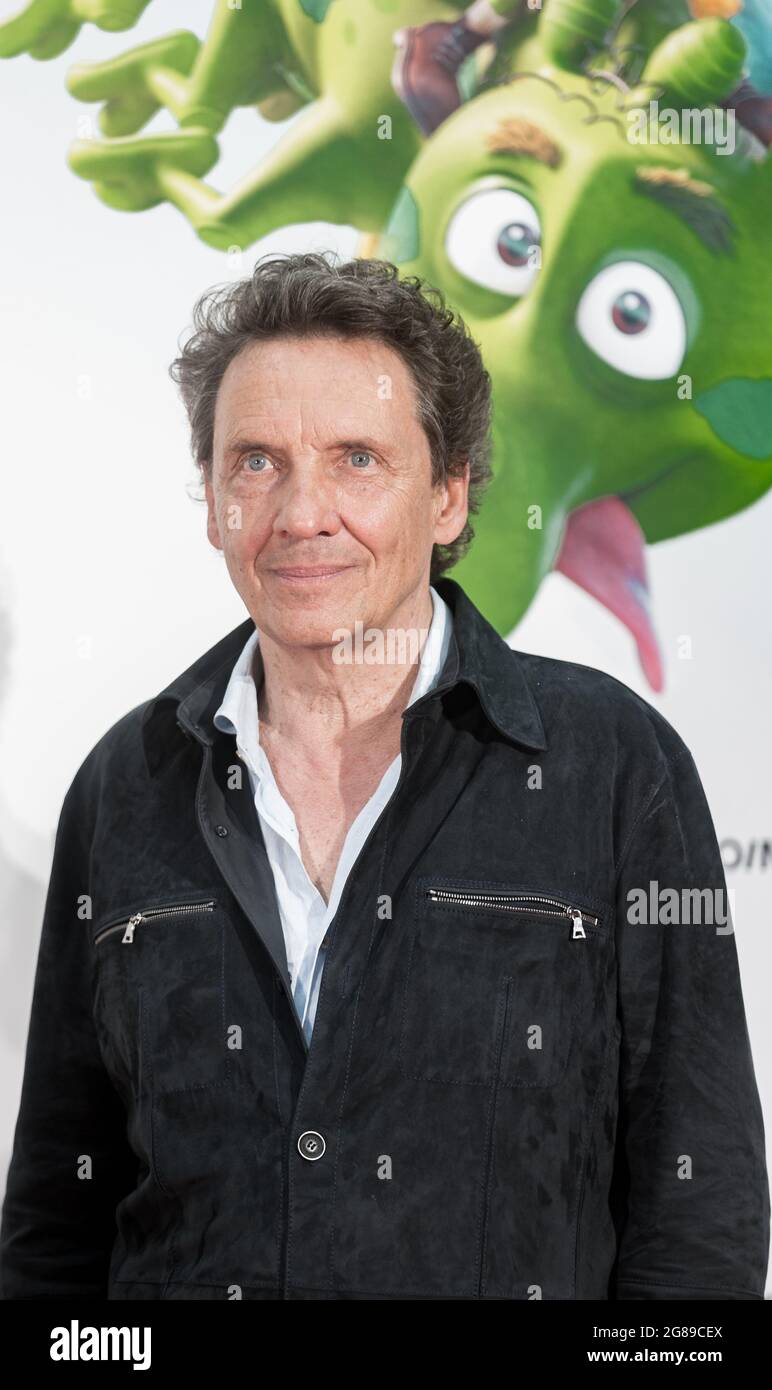 Hamburg, Germany. 18th July, 2021. Author and illustrator Erhard Dietl stands on the red carpet at the German premiere of the film 'Die Olchis - Willkommen in Schmuddelfing'. Credit: Markus Scholz/dpa/Alamy Live News Stock Photo