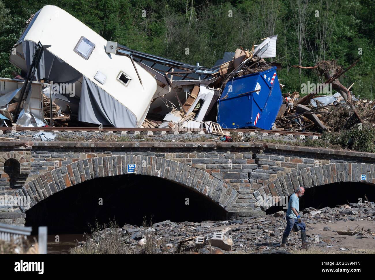 Altenahr, Germany. 18th July, 2021. Dozens of caravans, cars and mobile homes that were swept away by the flood wave hang squeezed together on an Ahr bridge in Altenahr. Numerous houses in the town were completely destroyed or severely damaged. Credit: Boris Roessler/dpa/Alamy Live News Stock Photo