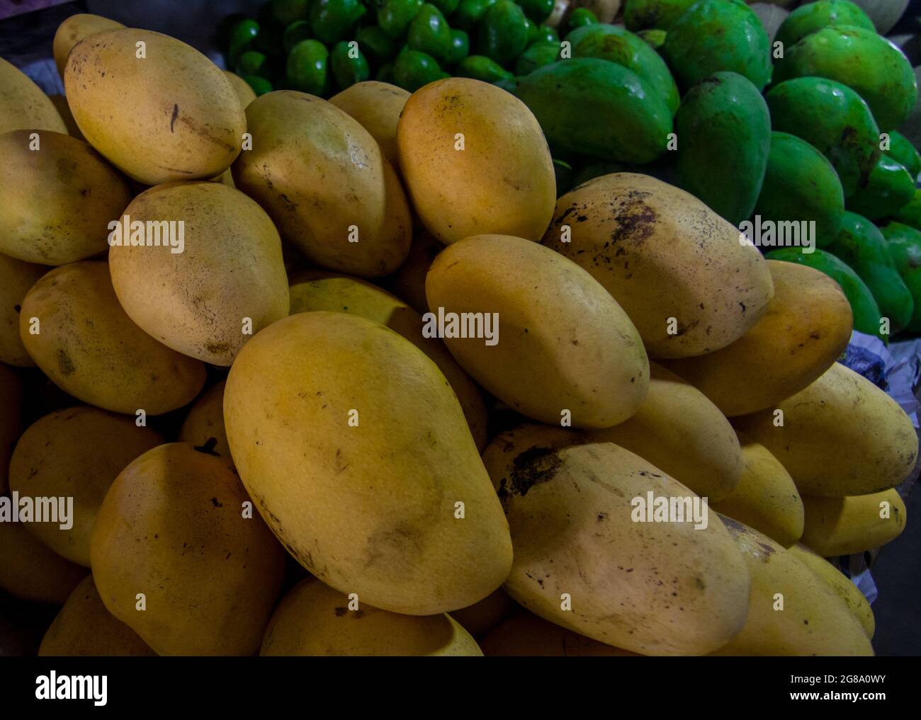 Yellow and green mangoes for sale Stock Photo Alamy