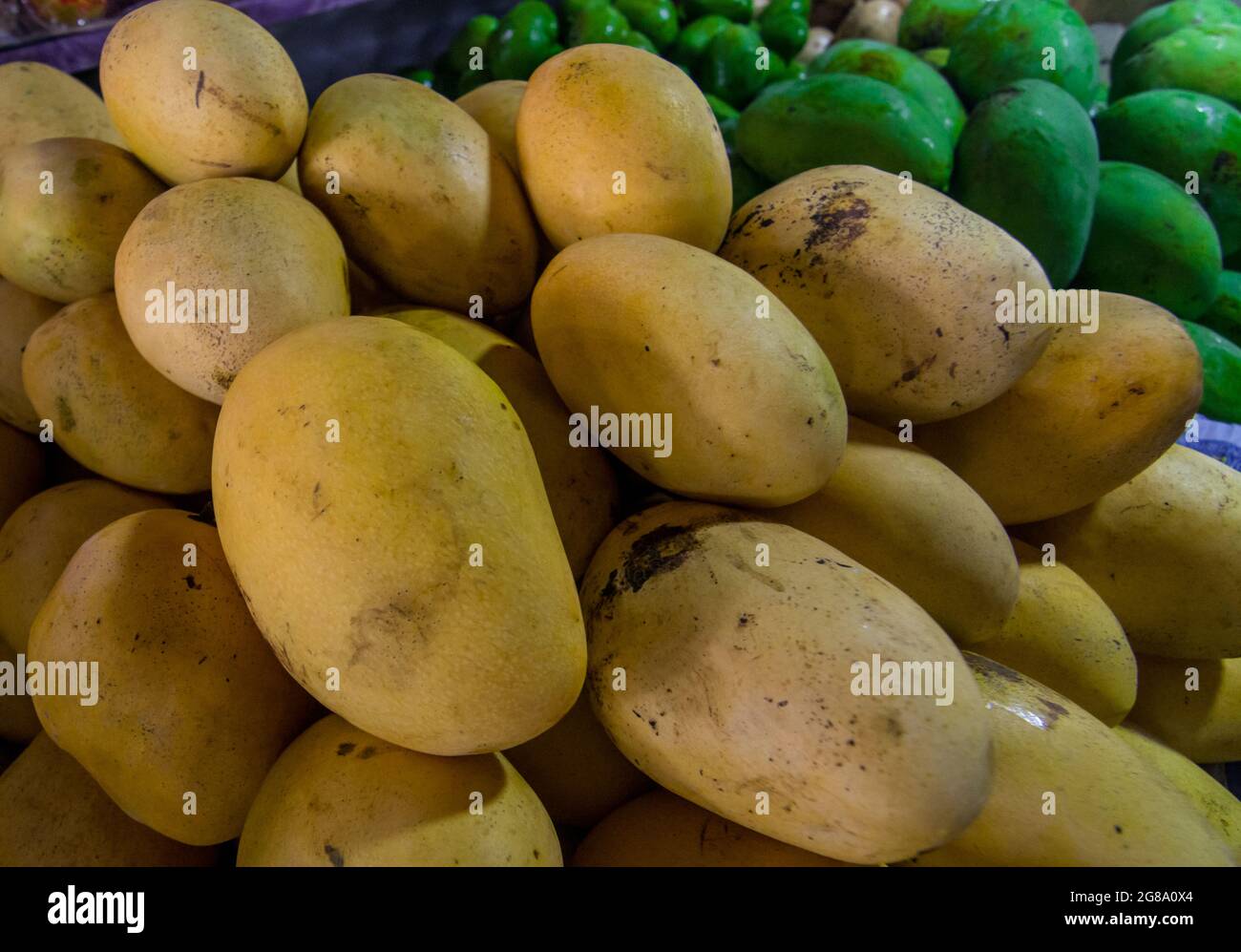 Yellow and green mangoes for sale Stock Photo Alamy