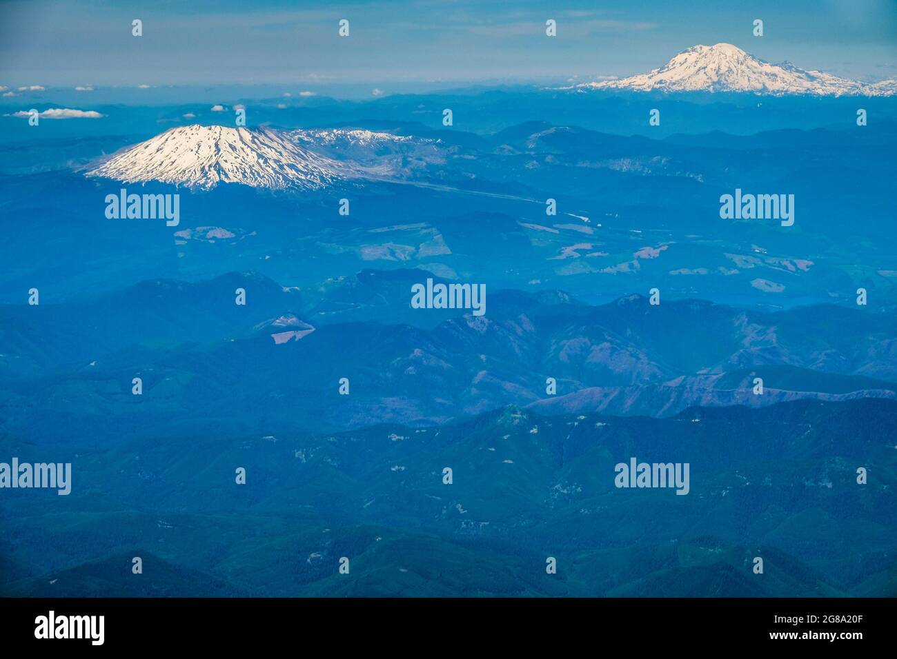 Aerial views of Mt. St. Helens and Mt. Rainier in Washington State's Cascade Mountains, USA. Stock Photo