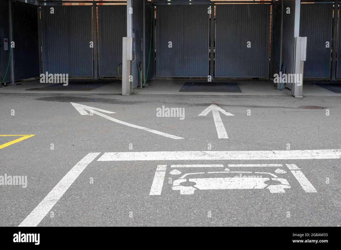 Pictogram of a car on the ground with two arrows showing direction to