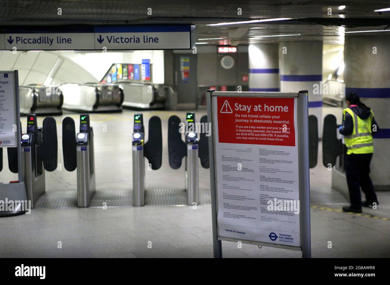 Kings cross station signs hi-res stock photography and images - Alamy