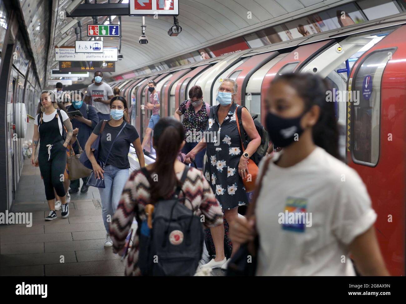 Underground press wearing masks hires stock photography and images Alamy