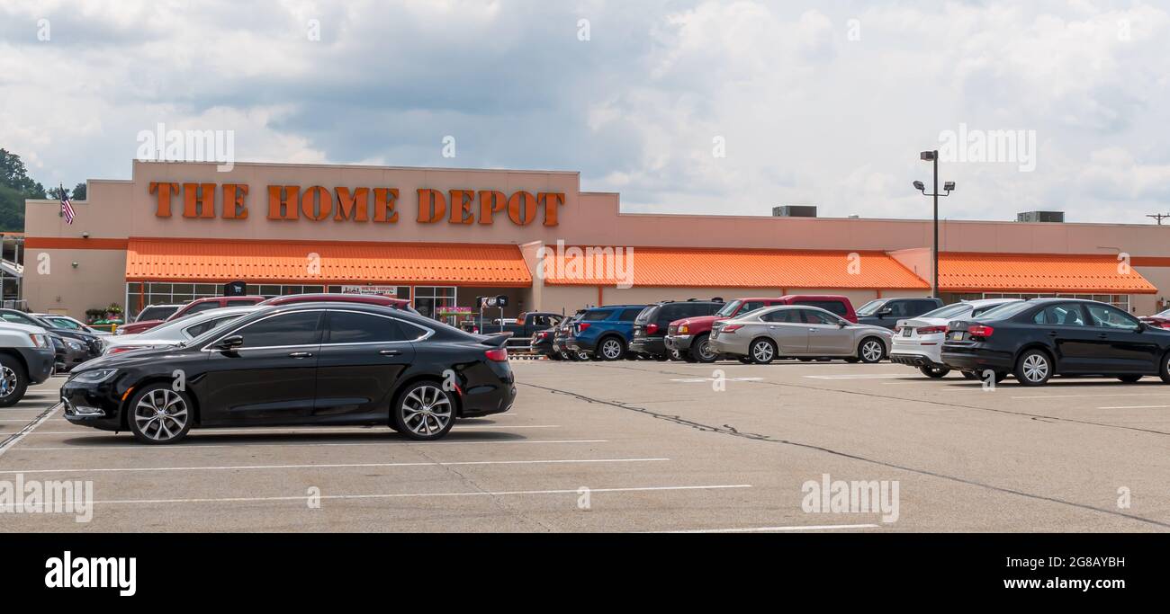 Home depot store parking lot hi-res stock photography and images - Alamy