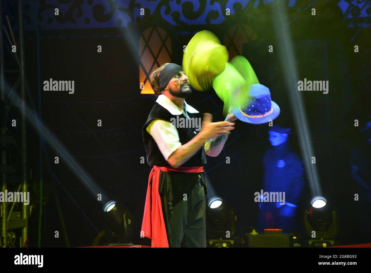 Non Exclusive MEXICO CITY, MEXICO JULY 16 A juggler performs juggle