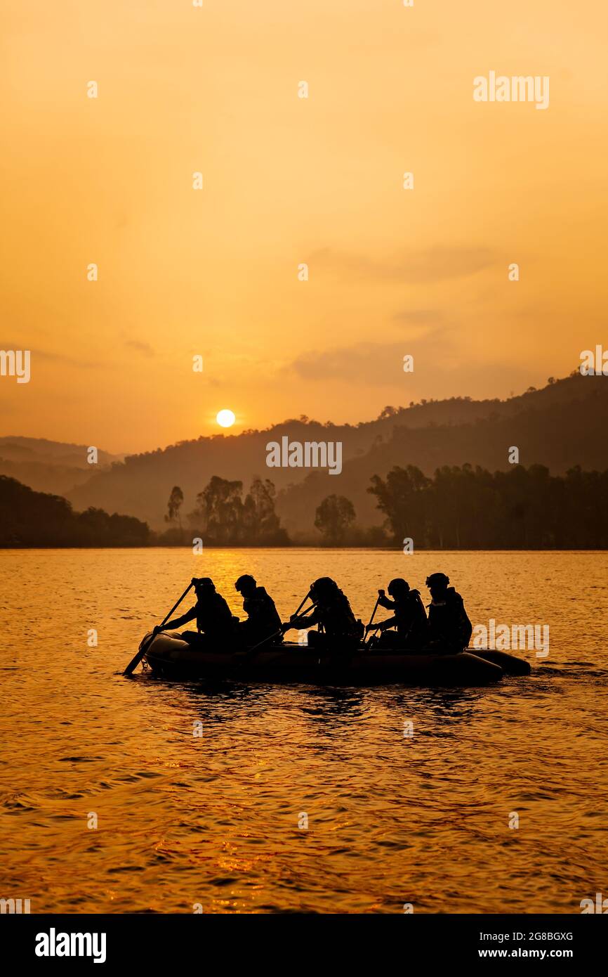 Soldier silhouette beret hi-res stock photography and images - Alamy