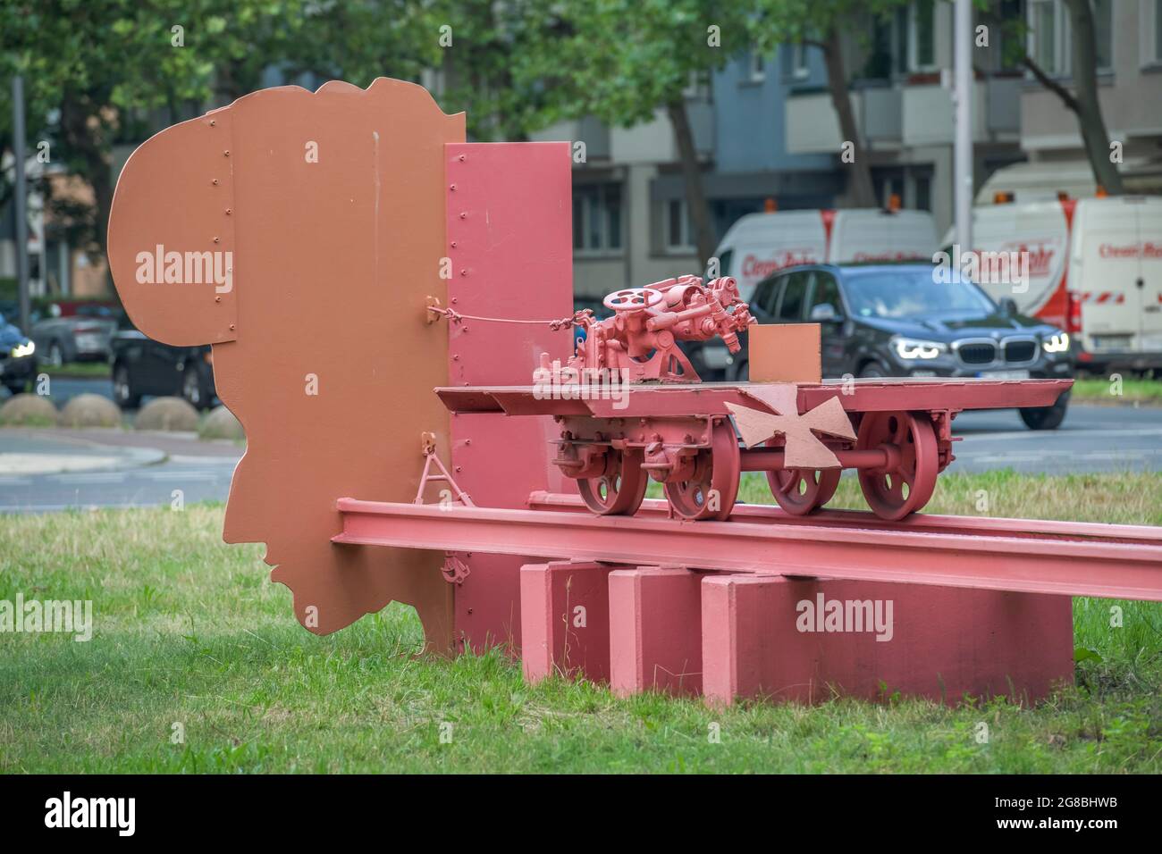 Rosa Luxemburg Denkmal »Von der dicken Berta zur roten Rosa« des israelischen Bildhauers Igael Tumarkin, Mittelstreifen, Bundesallee, Berlin, Deutschl Stock Photo