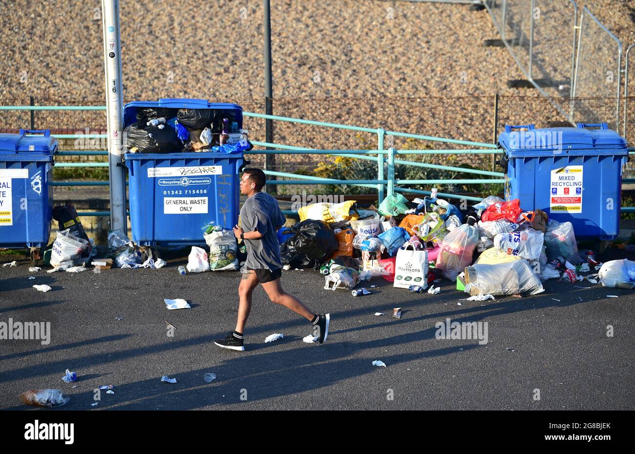 Litter on the street hi-res stock photography and images - Alamy