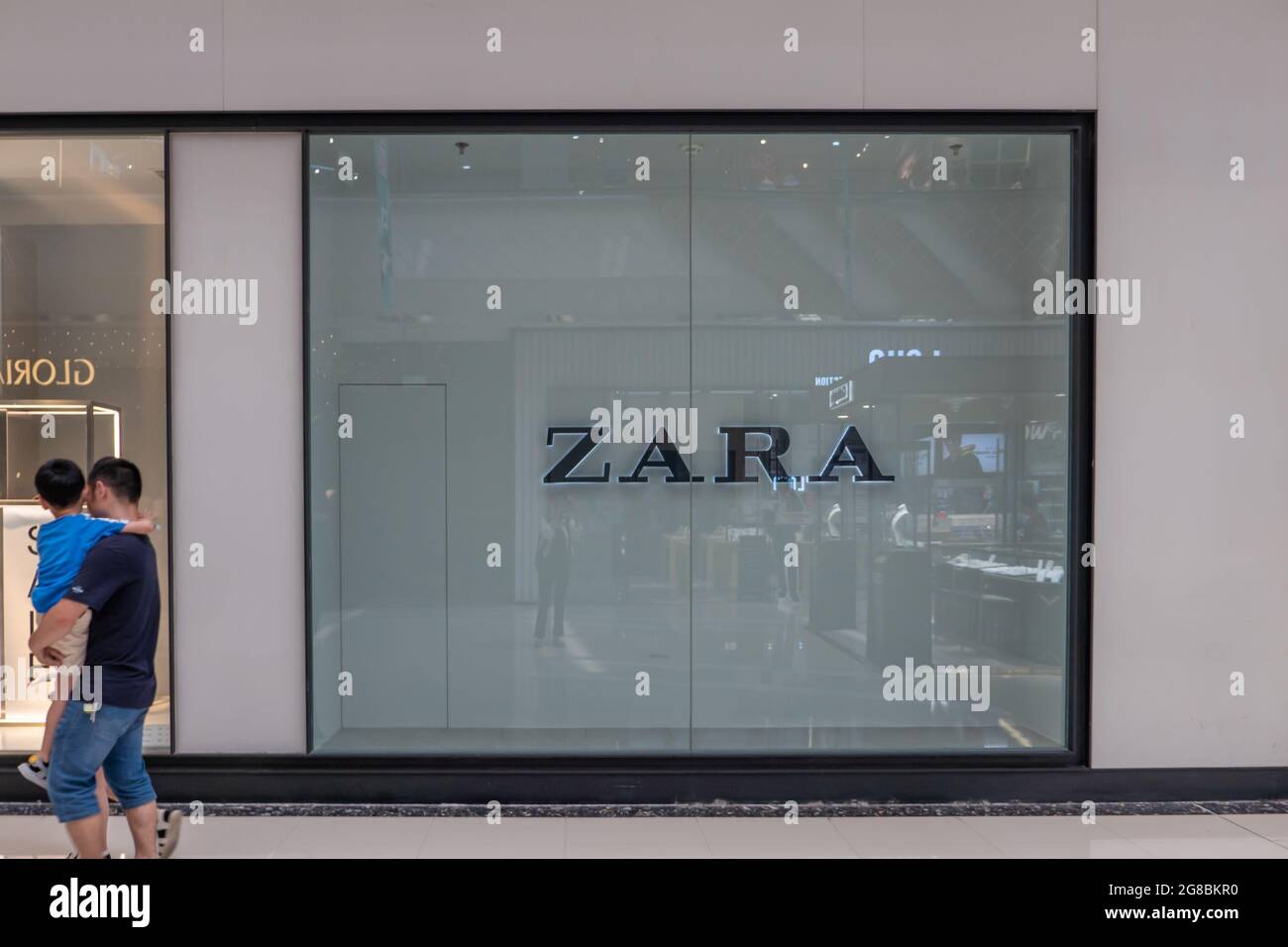 ZHENGZHOU, CHINA - Jul 08, 2021: A ZARA Famous brand Chinese Store front  Facade in China. ZARA is a famous Clothing brand Stock Photo - Alamy