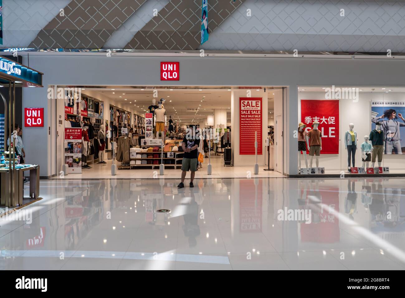 ZHENGZHOU, CHINA - Jul 08, 2021: A Uniqlo Famous brand Chinese Store front  Facade in China. UNIQLO is a famous Japanese brand Stock Photo - Alamy