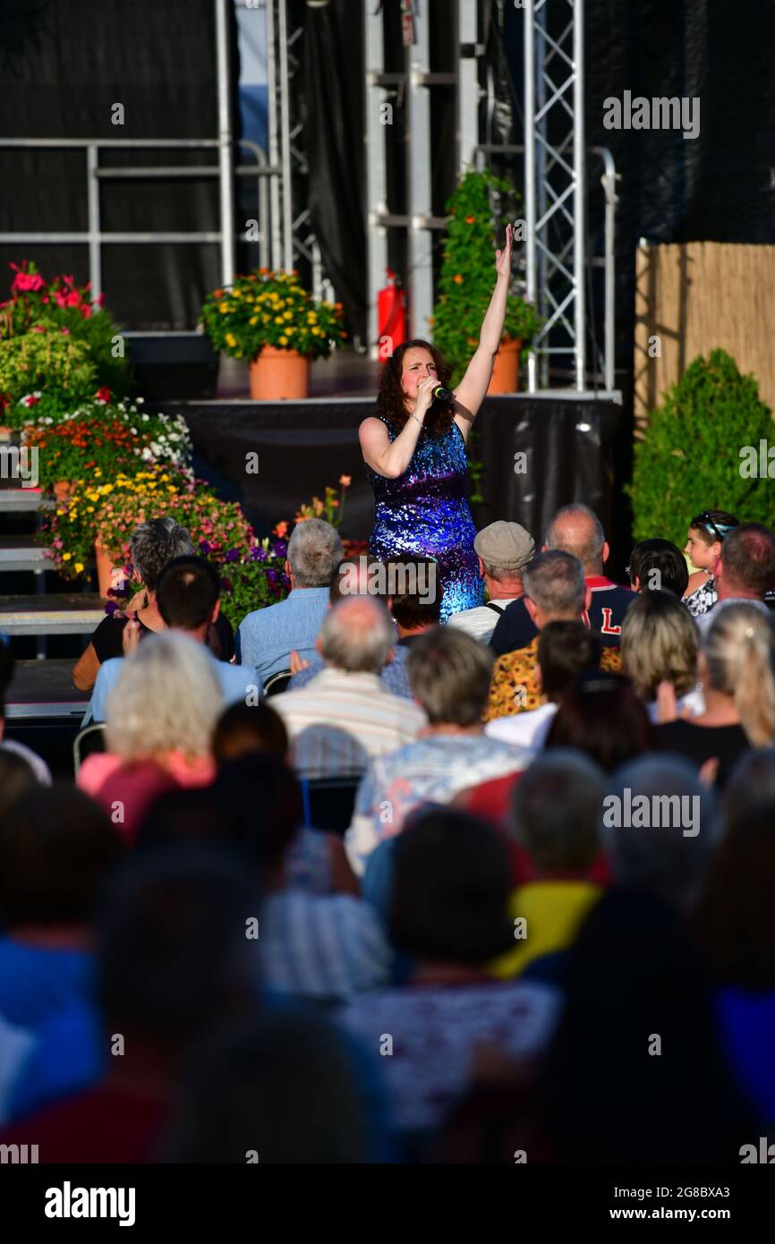 Anett Schöne im Vorprogramm der Open Air Show des Travestie-Revue