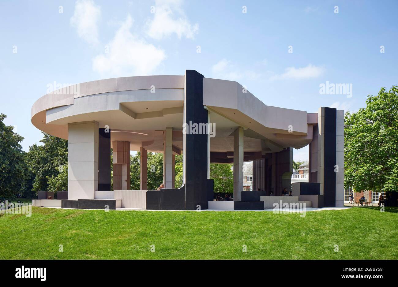 Side elevation of pavilion, Serpentine Gallery beyond. Serpentine Pavilion 2021, London, United Kingdom. Architect: Counterspace, 2021. Stock Photo