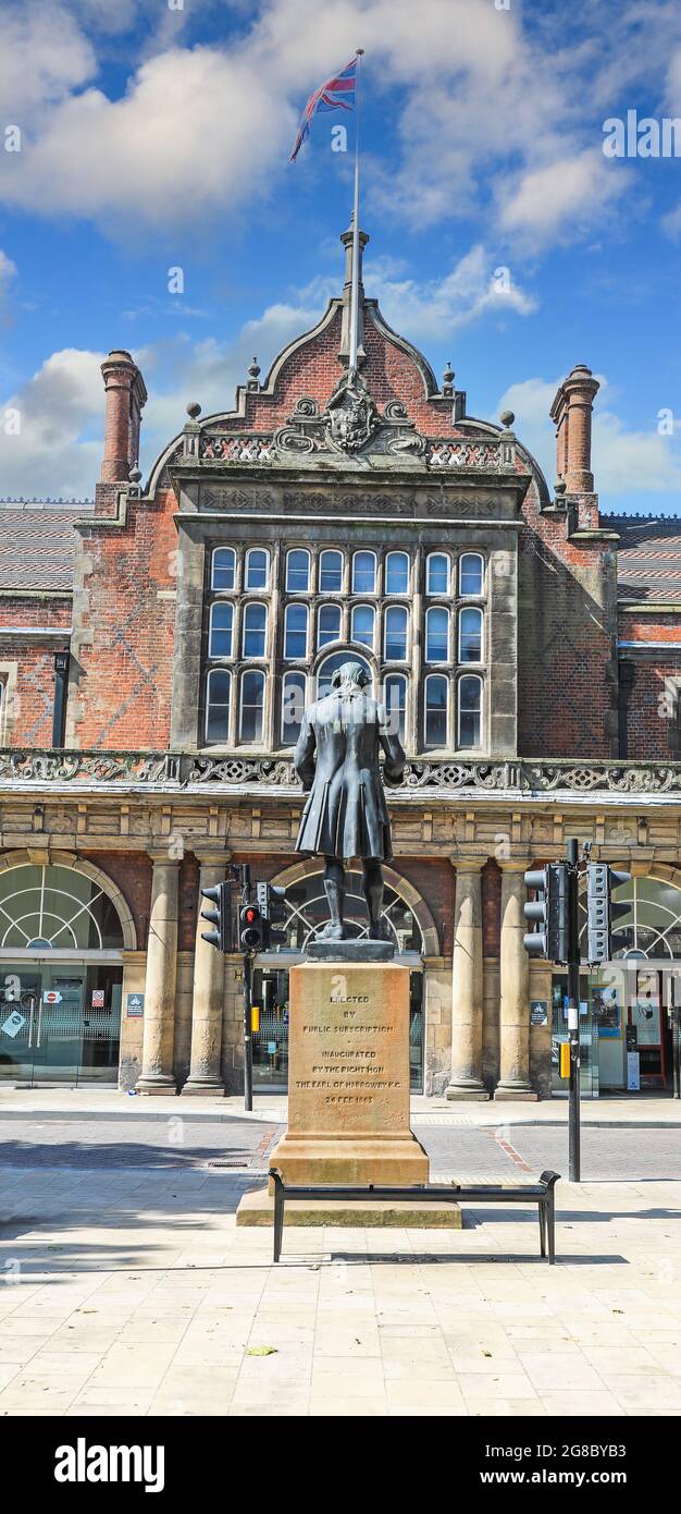 Stoke on Trent Railway station, with a Statue of Josiah Wedgwood in front of it, Stoke on Trent, Staffordshire, England, UK Stock Photo