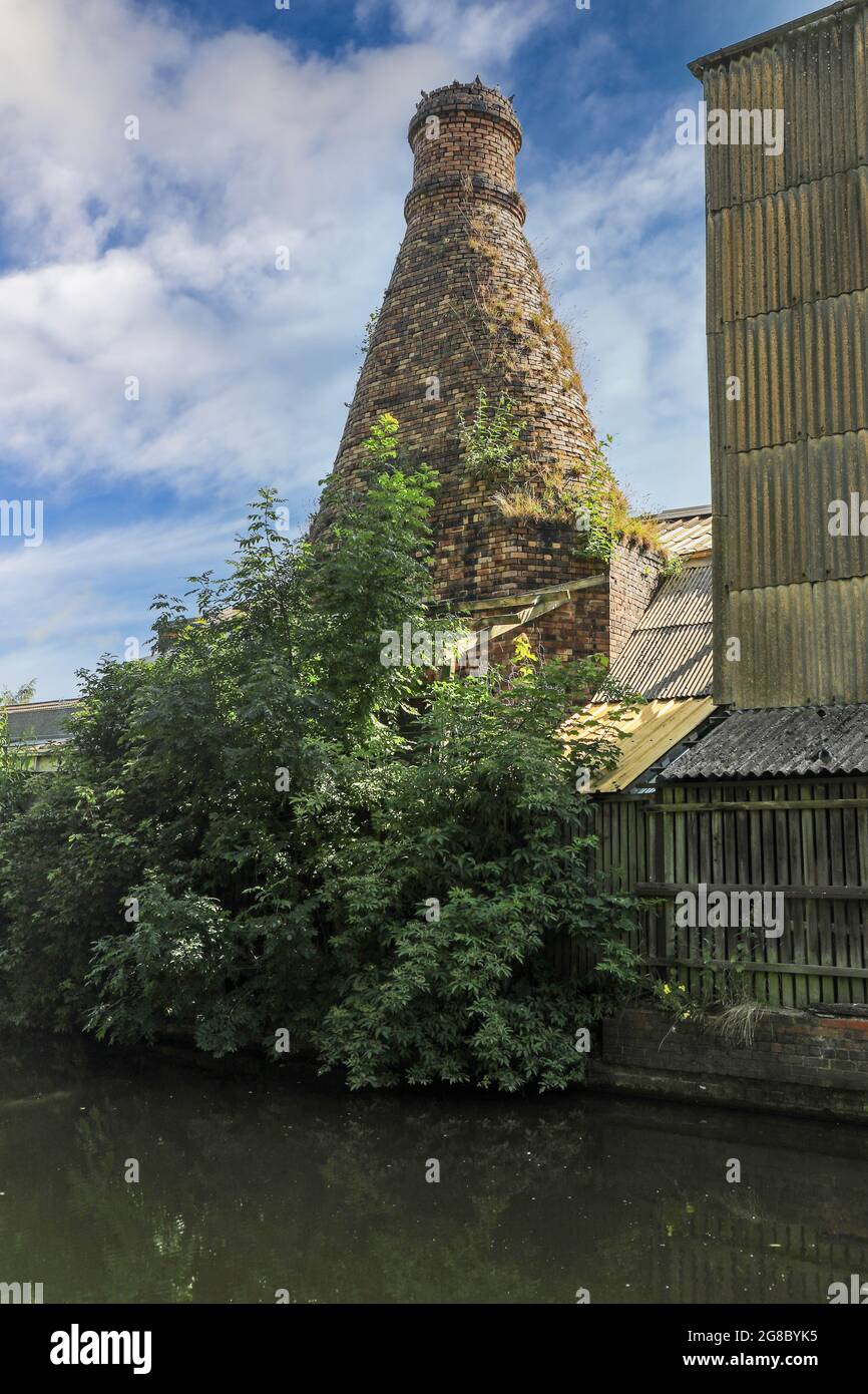 A bottle oven or kiln at the Dolby pottery alongside the Trent and Mersey Canal, Stoke on Trent, Staffordshire, England, UK Stock Photo