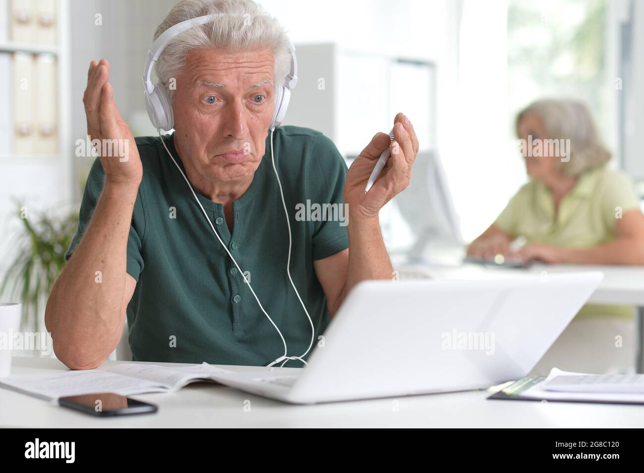 Senior Confused Using Computer Confused senior hi-res stock photography and images - Alamy
