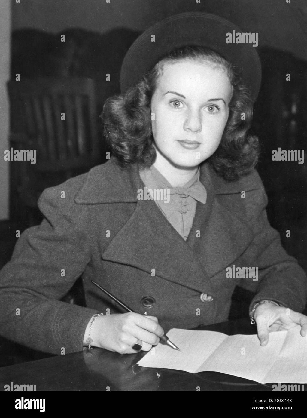 News Photo of DEANNA DURBIN in Los Angeles Court 5th November 1937 when