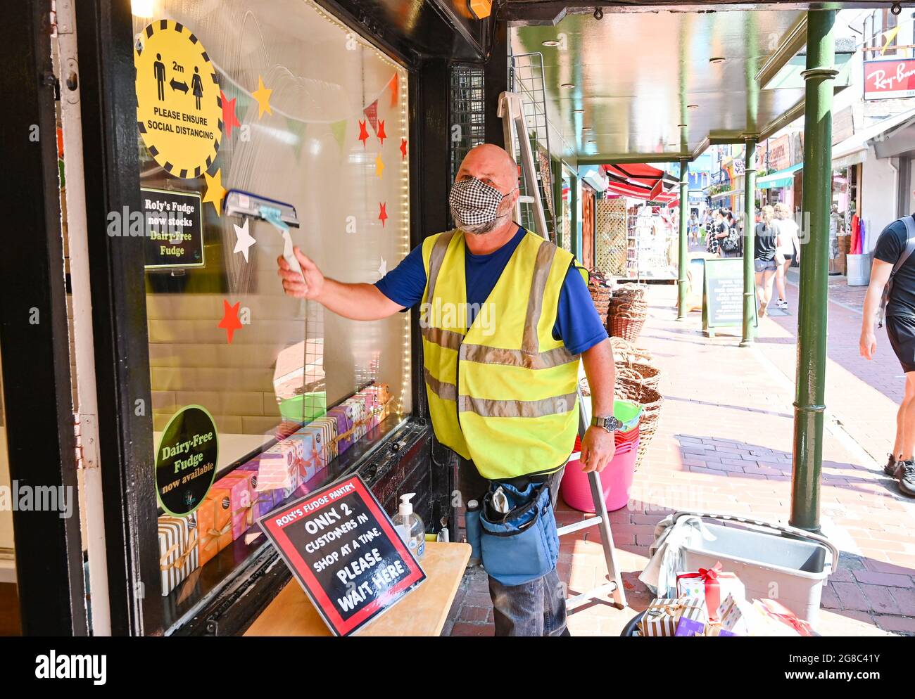 Lifted cleaning hires stock photography and images Alamy